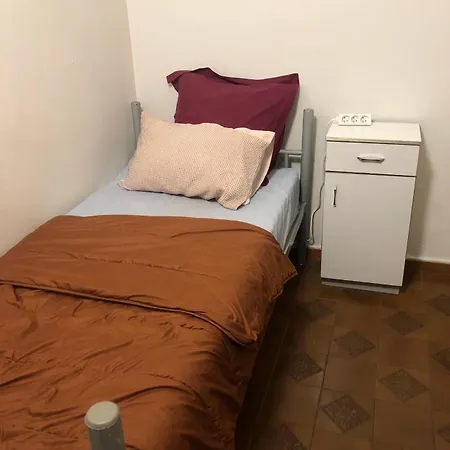 Private With 2 Double Bed Metro 5 No Key Check In 8pm- Checkout 12noon Bobigny