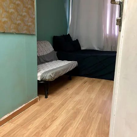 Private With 2 Double Bed Metro 5 No Key Check In 8pm- Checkout 12noon *