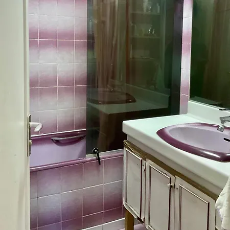 Private With 2 Double Bed Metro 5 No Key Check In 8pm- Checkout 12noon *