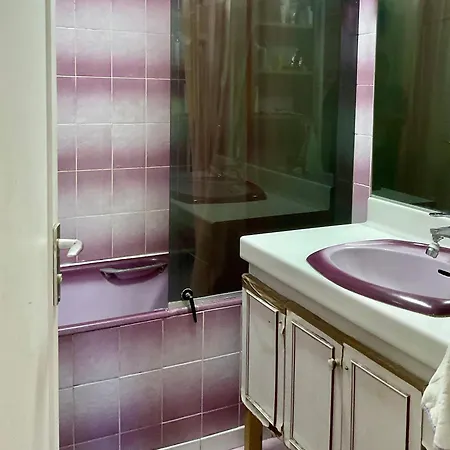 Private With 2 Double Bed Metro 5 No Key Check In 8pm- Checkout 12noon
